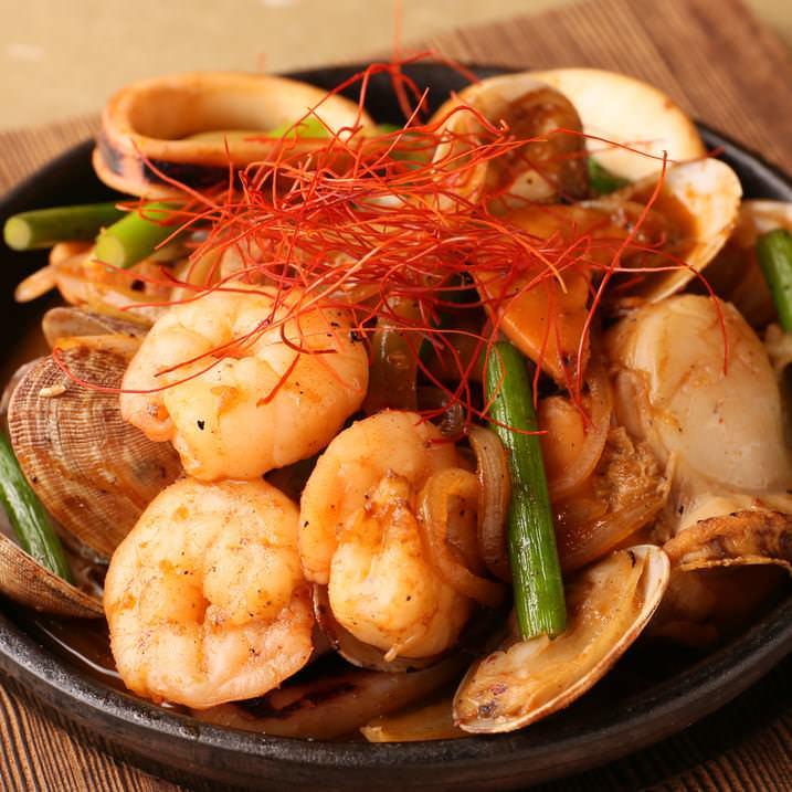 鉄板!海鮮ピリ辛バター炒め