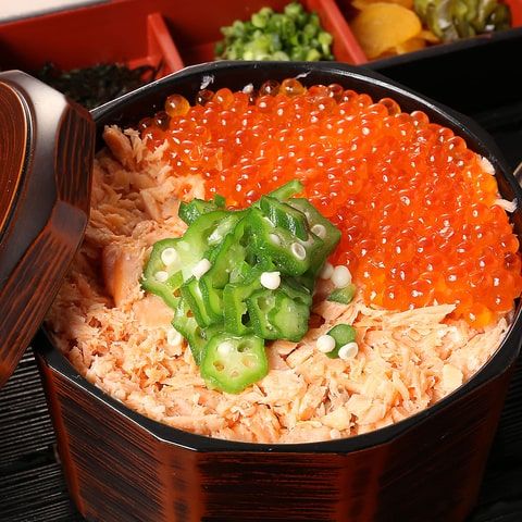 鮭といくらの親子御飯(味噌汁付き)