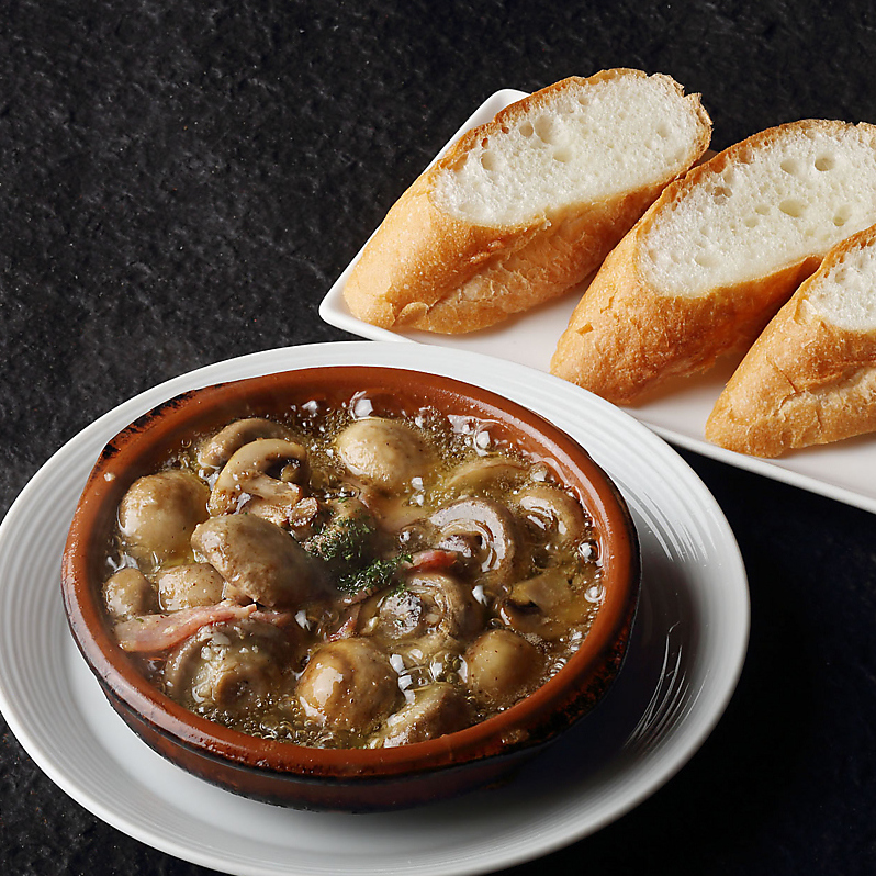 Mushrooms and raw ham ajillo