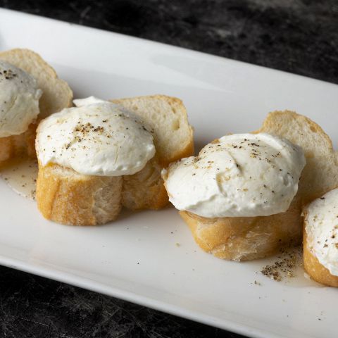 ふわふわチーズムースと蜂蜜のブルスケッタ