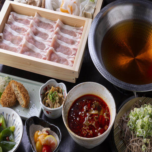 国産豚のしゃぶしゃぶ(和風醤油出汁・シビ辛麻辣スープ・豚骨スープ)